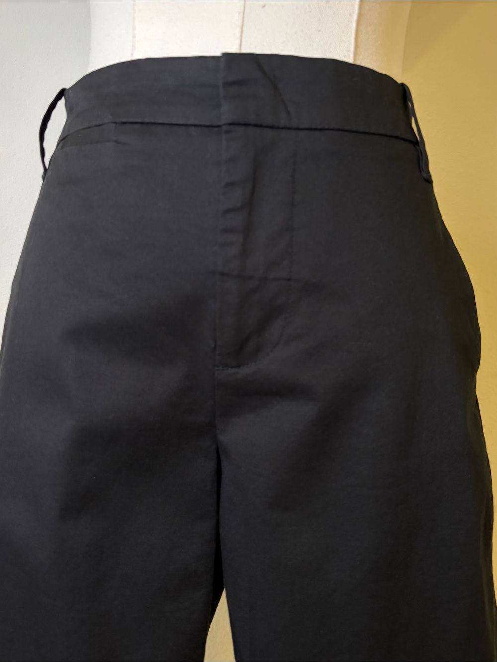 VINCE Black Knee-Length Chino Shorts Sz 4 Modern Minimalist - Picture 7 of 12